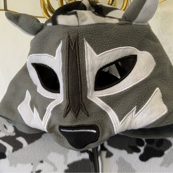 ONSIE by Cat & Jack. Unisex Wolf Camo print, with Wolf mask as a hood. SUPERFUN! - Picture 2 of 7